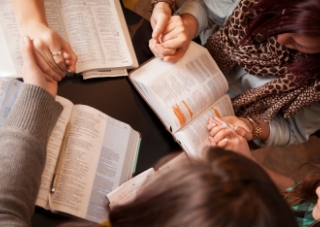 group-holding-hands-bible-study-320px group holding hands bible study